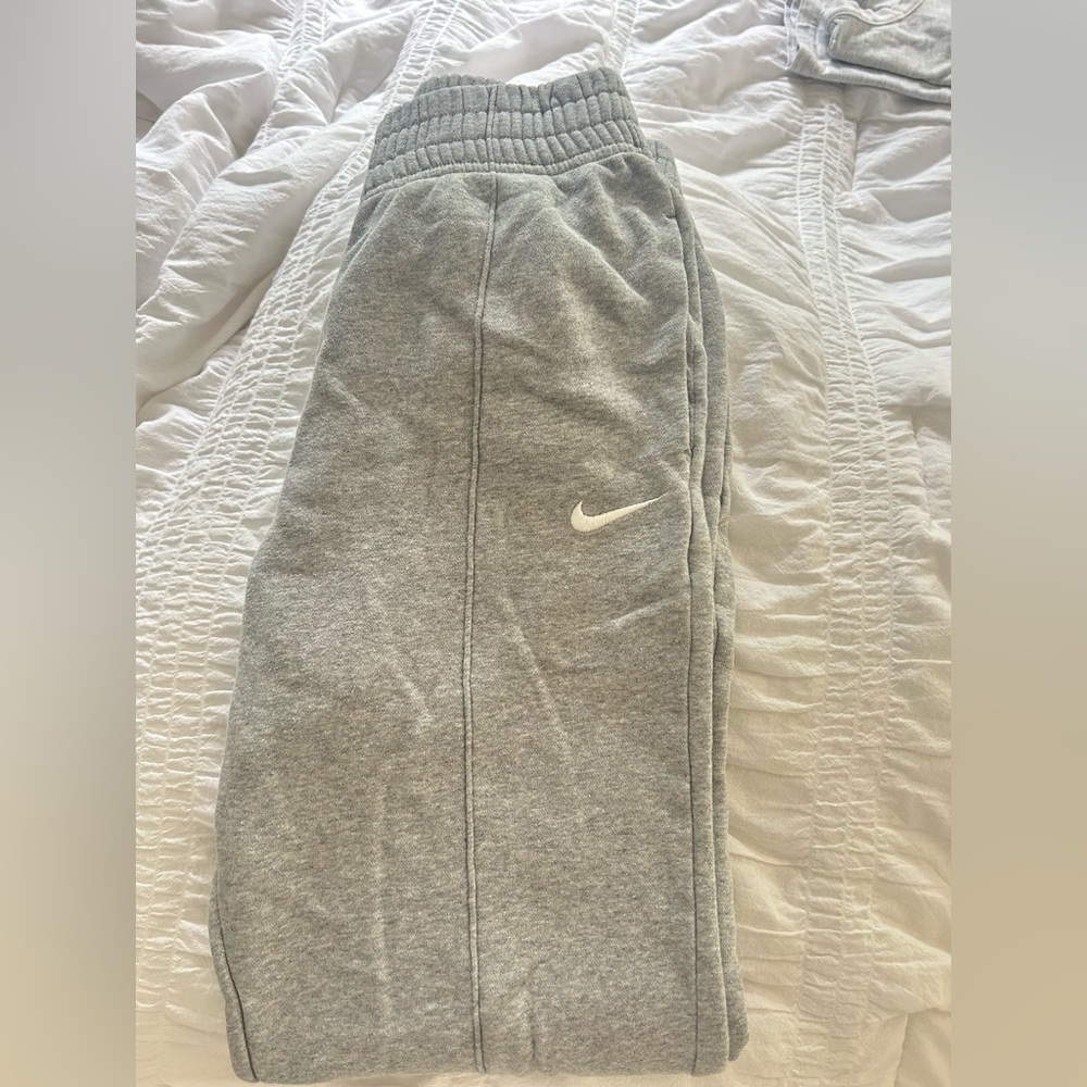 Nike Sportswear Essential Joggers Gray